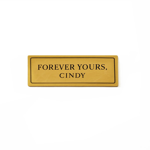Personalized message plaques in golden color, perfect for everlasting flower gifts