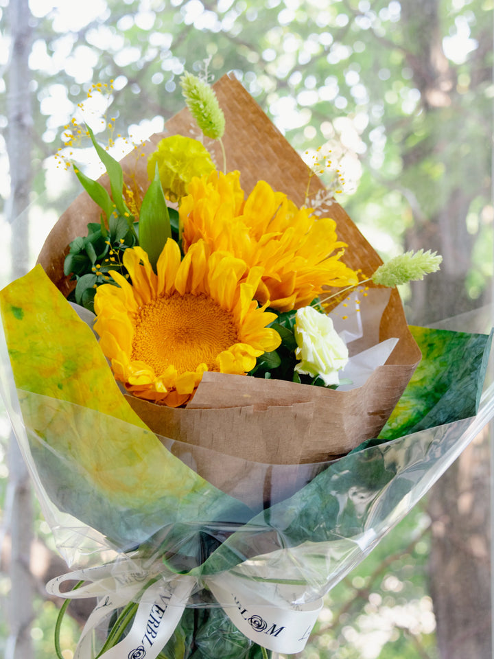 Preserved sunflower bouquet ideal for graduation gifts, summer birthdays, or uplifting gestures