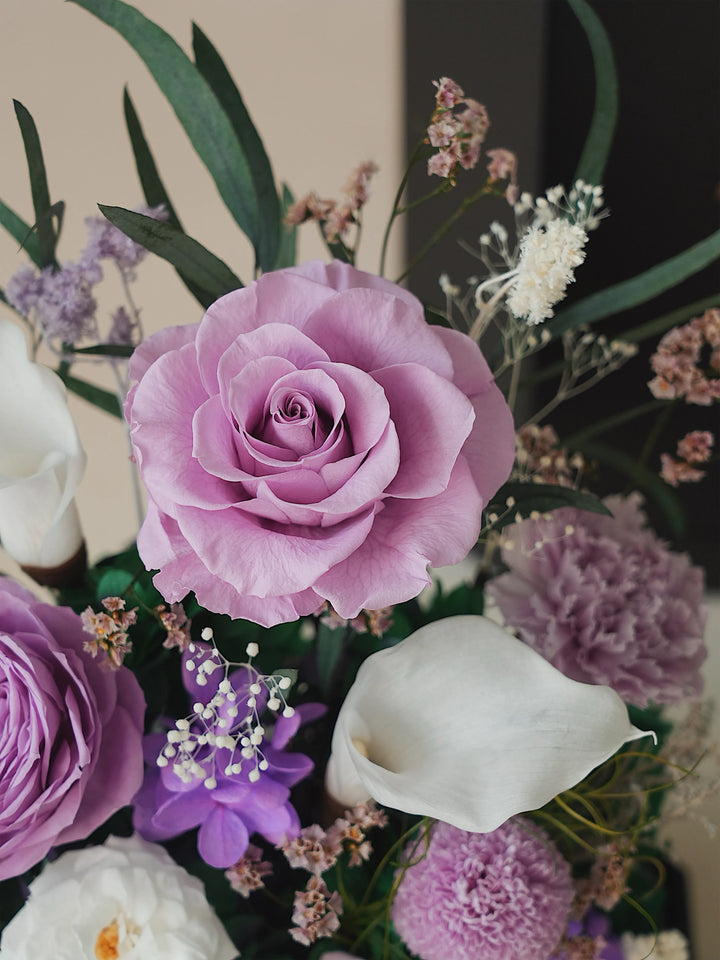 Close-up of preserved flowers in Lilac Mist Purple & White